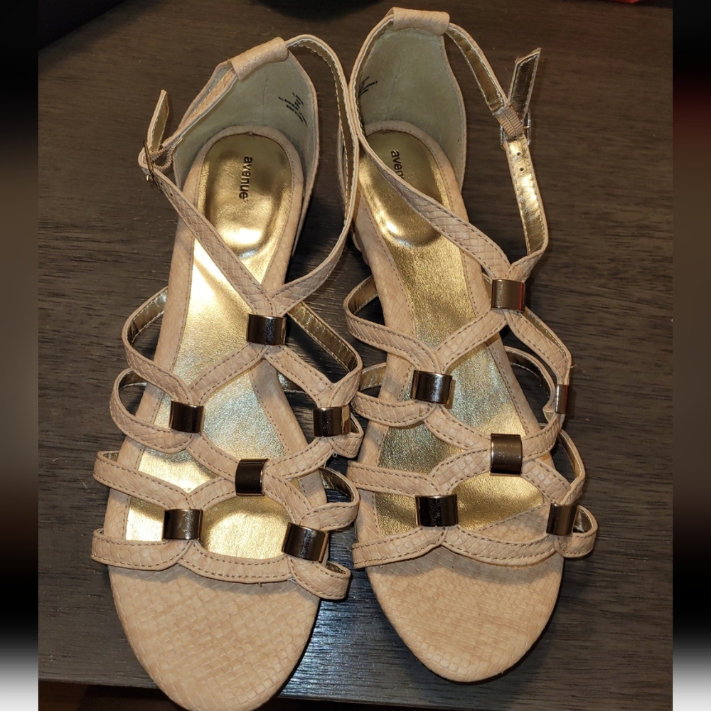 Size 12 Avenue Women's Sandals